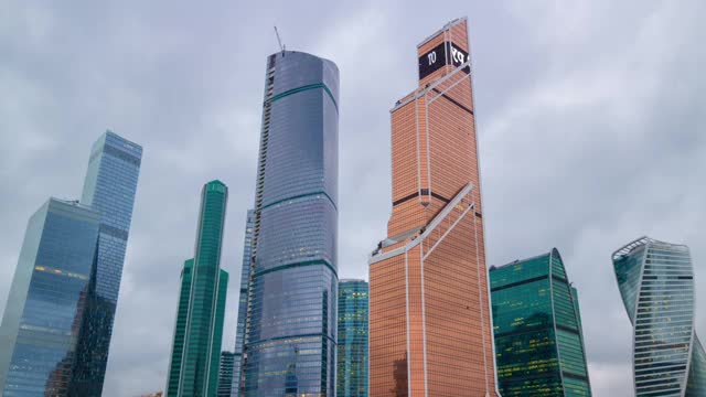 俄罗斯风暴天空现代莫斯科城市屋顶全景4k时间推移视频素材