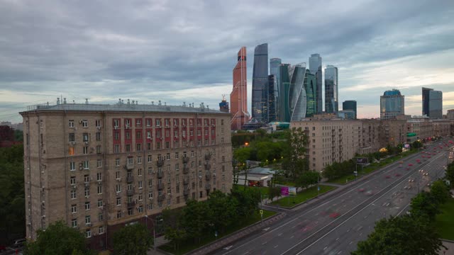 俄罗斯下雨的莫斯科城市库图佐夫斯基大道屋顶全景4k时间推移视频素材