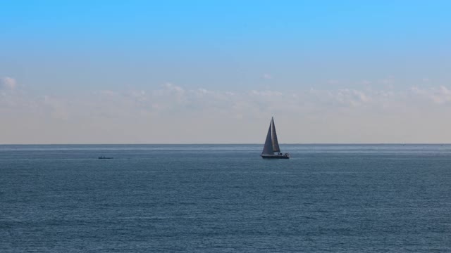 在海浪上航行的小船视频素材