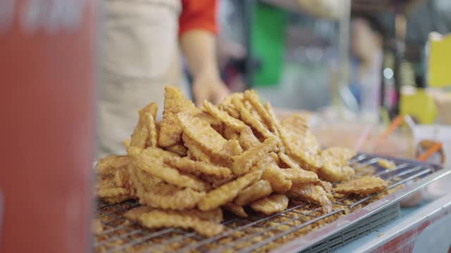 油炸土豆片，泰国街头小吃。视频素材