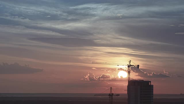 日落背景下的户外建筑视频素材