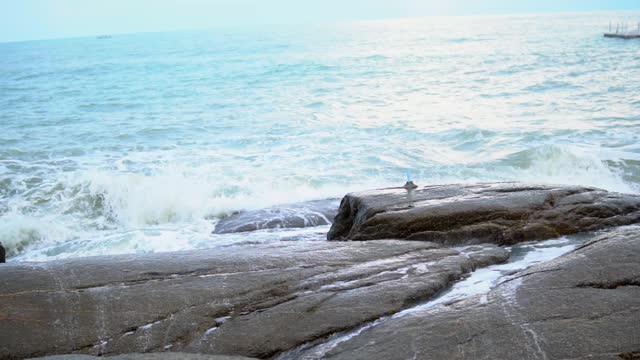 海浪拍打着海滩上的岩石。视频素材