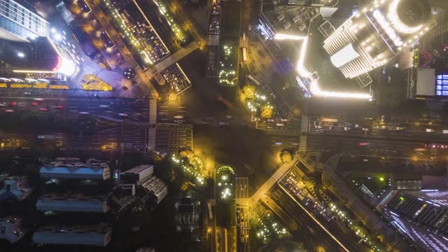 复杂的道路交叉口在上海，中国的晚上。鸟瞰图垂直向下视图视频素材