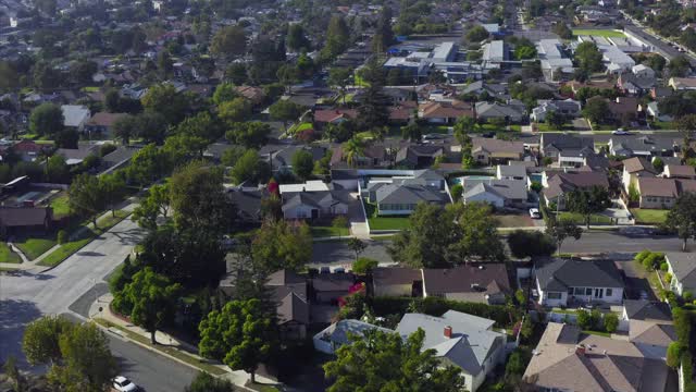 加州伯班克的住宅无人机鸟瞰图视频素材