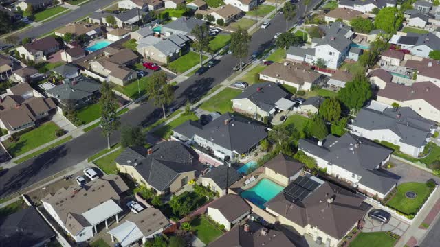 加州伯班克的住宅街道和住宅无人机鸟瞰图视频素材