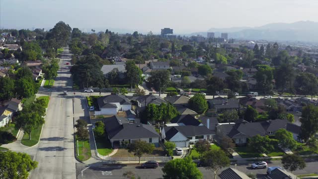 加州伯班克的住宅街道和住宅无人机鸟瞰图视频素材