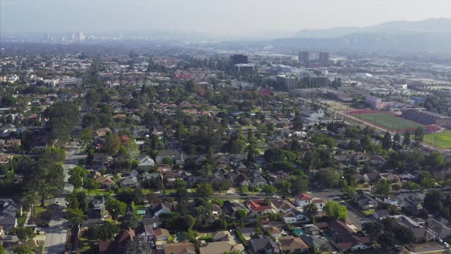 加州伯班克的住宅无人机鸟瞰图视频素材