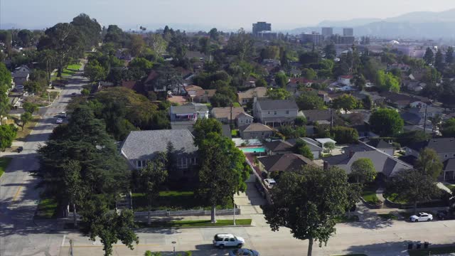 加州伯班克的住宅街道和住宅无人机鸟瞰图视频素材