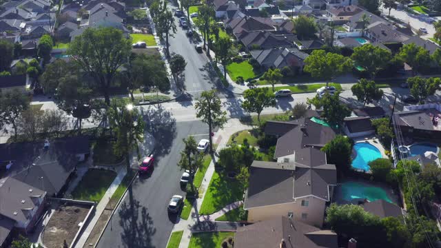 加州伯班克的住宅街道和住宅无人机鸟瞰图视频素材