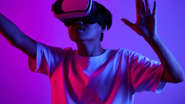 戴着VR眼镜的男子双手在空中触摸视频素材画面2