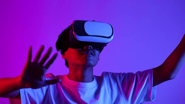 戴着VR眼镜的男子双手在空中触摸视频素材画面3