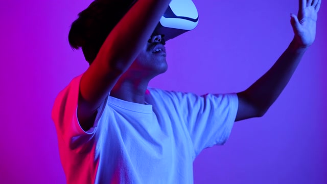 戴着VR眼镜的男子双手在空中触摸视频素材画面4
