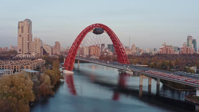 红桥鸟瞰图与城市景观在莫斯科郊区地区视频素材