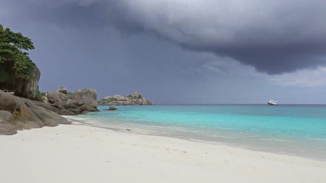 西米兰岛的白色沙滩和暴风雨的天空视频素材