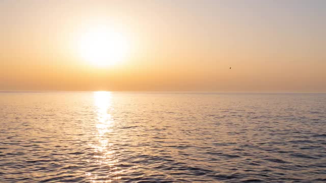 海上日落间隔拍摄。流行的日落时间流逝。视频素材