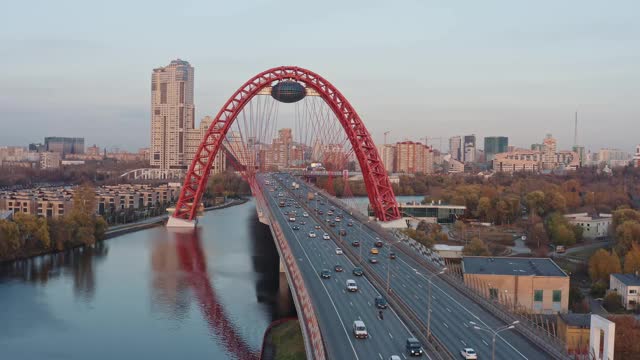 红桥鸟瞰图与城市景观背景在莫斯科郊区视频素材