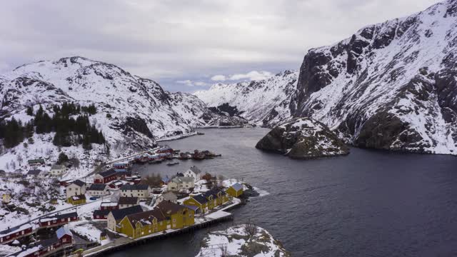 冬季的Nusfjord渔村，Rorbu, Fjord和山脉。罗浮敦群岛，挪威风景。空中Hyper Lapse, Time Lapse。无人驾驶飞机飞向后视频素材