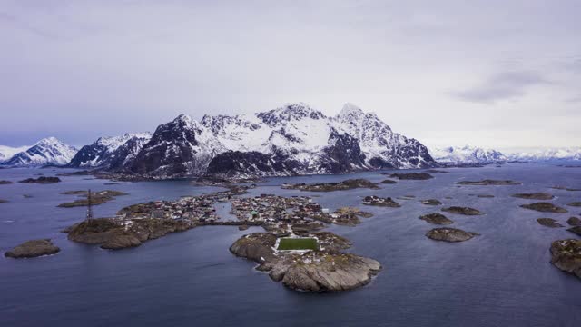 冬季的亨宁斯维尔渔村和节日山。挪威海。罗浮敦群岛，挪威风景。空中Hyperlapse,间隔拍摄。无人驾驶飞机飞侧视频素材