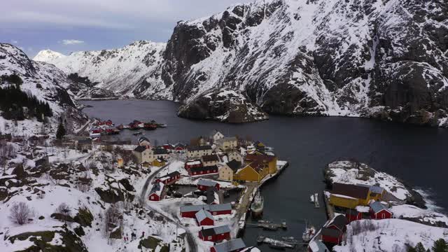 冬季的Nusfjord渔村，Rorbu, Fjord和山脉。挪威的风景。罗弗敦群岛,挪威。鸟瞰图。无人机逆时针轨道运行视频素材