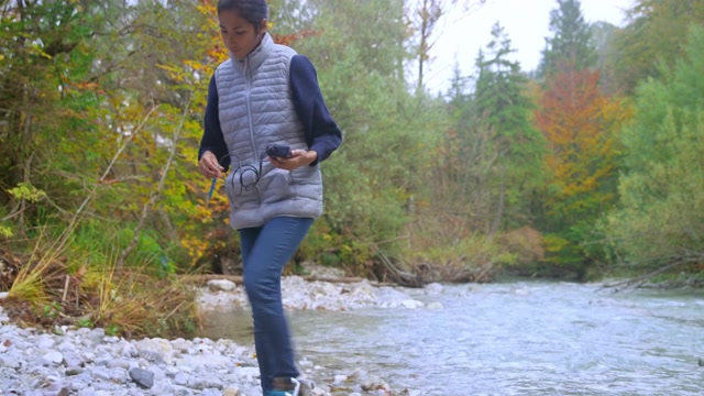 年轻的生物系女学生在河里做溶解氧测试视频素材画面2