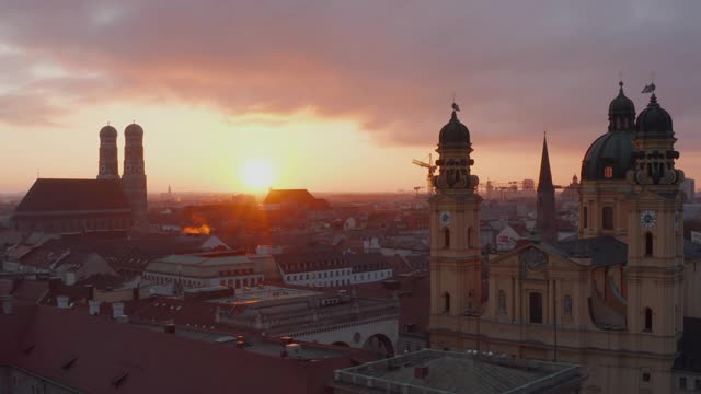 缓慢的多莉与圣母教堂和剧院大教堂在夕阳的光慕尼黑市视频素材