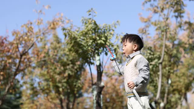 小男孩吹肥皂泡视频素材