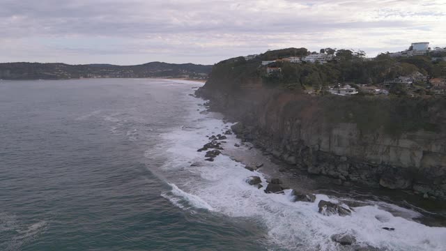 悬崖和村庄在Terrigal海滩/澳大利亚视频素材