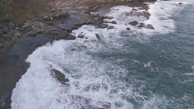 澳大利亚陆地海滩的波浪风景视频素材