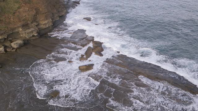 澳大利亚陆地海滩的波浪风景视频素材