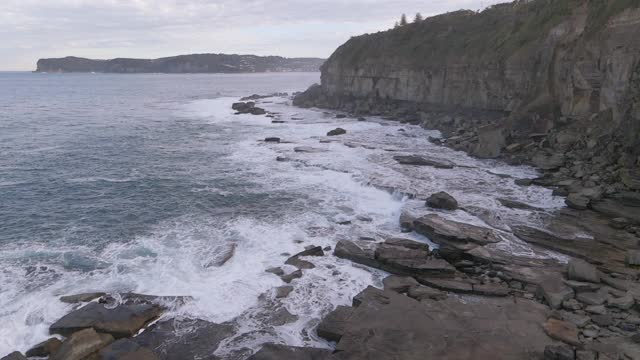 澳大利亚陆地海滩的波浪风景视频素材