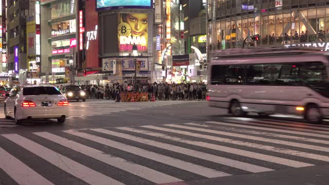 涉谷区的雨夜人行横道上挤满了行人。东京,日本。视频素材