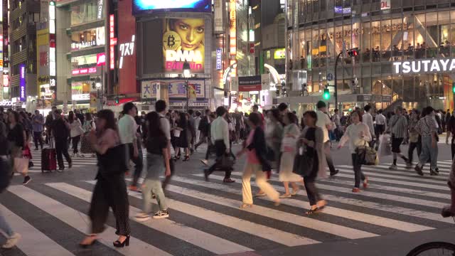 涉谷区的雨夜人行横道上挤满了行人。东京,日本。视频素材