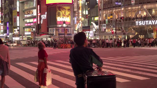 涉谷区的雨夜人行横道上挤满了行人。东京,日本。视频素材