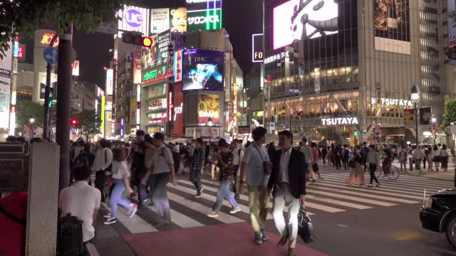 涉谷区的雨夜人行横道上挤满了行人。东京,日本。视频素材