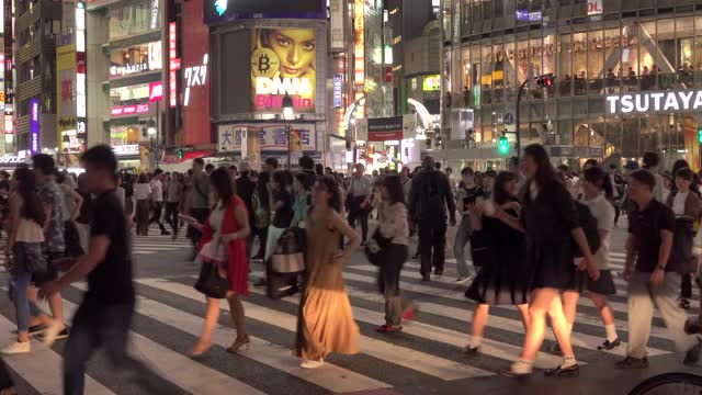 涉谷区的雨夜人行横道上挤满了行人。东京,日本。视频素材