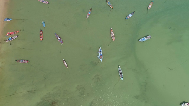 鸟瞰图长尾渔船在热带海洋在普吉岛拉威海滩泰国视频素材