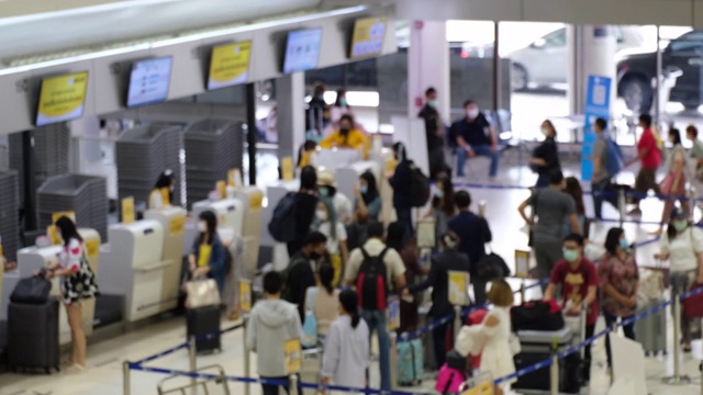 乘客在机场行走的高光镜头。新冠肺炎疫情后开通航空旅行。每个人都戴上防毒面具。模糊焦点视频素材