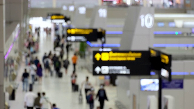 乘客在机场行走的高光镜头。新冠肺炎疫情后开通航空旅行。每个人都戴上防毒面具。模糊焦点视频素材