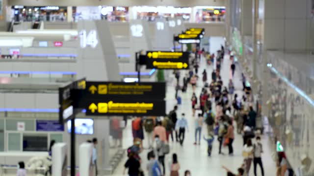 乘客在机场行走的高光镜头。新冠肺炎疫情后开通航空旅行。每个人都戴上防毒面具。模糊焦点视频素材