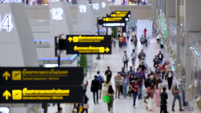 乘客在机场行走的高光镜头。新冠肺炎疫情后开通航空旅行。每个人都戴上防毒面具。模糊焦点视频素材