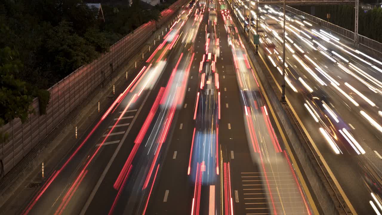 时间流逝高速公路上繁忙的交通视频素材