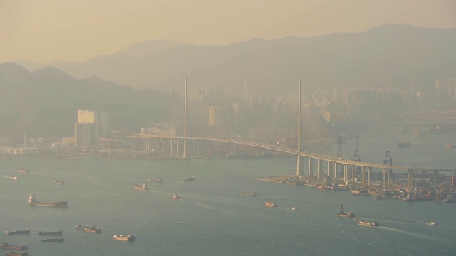 轮船在一个有雾的早晨在香港航行-广角镜头视频素材