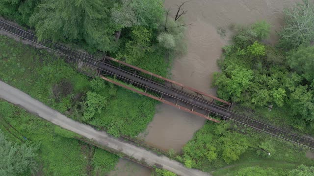 河流下的废弃铁路桥与单轨4K无人机视频视频素材