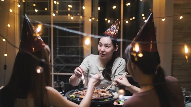 一起吃年夜饭视频素材画面1