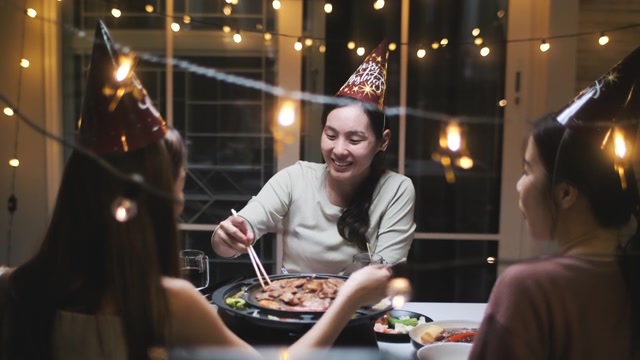 一起吃年夜饭视频素材画面2