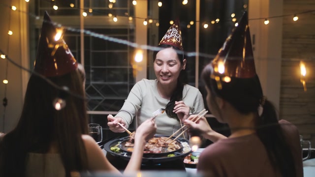 一起吃年夜饭视频素材画面3