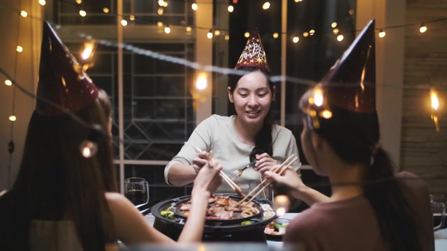 一起吃年夜饭视频素材画面4