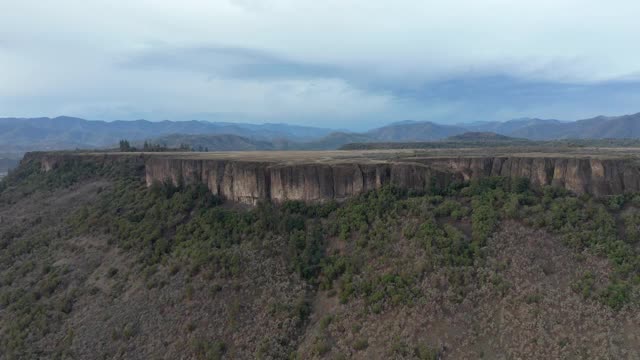 4k航拍向上和向平坦的山和令人惊叹的山景视频素材