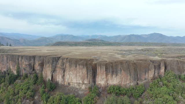 4k风景环绕扁岗与山在背景视频素材