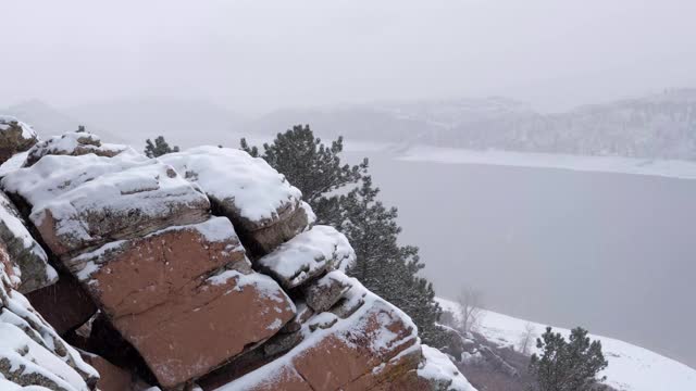 冬天的风景岩石山湖与降雪视频素材